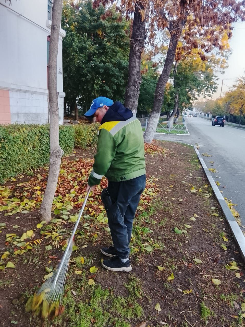 Осень все активнее вступает в свои права, а это значит, что основным работам по содержанию городских территорий у работников МБУ "Городское благоустройство" прибавилась уборка опавшей листвы Осень все активнее вступает в свои права, а это значит, что основным работам по содержанию городских территорий у работников МБУ "Городское благоустройство" прибавилась уборка опавшей листвы