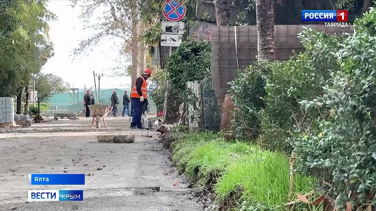 Сегодня в Большой Ялте сотрудники местной прокуратуры, администрации, а также представители Народного фронта проверили ход благоустройства общественных территорий