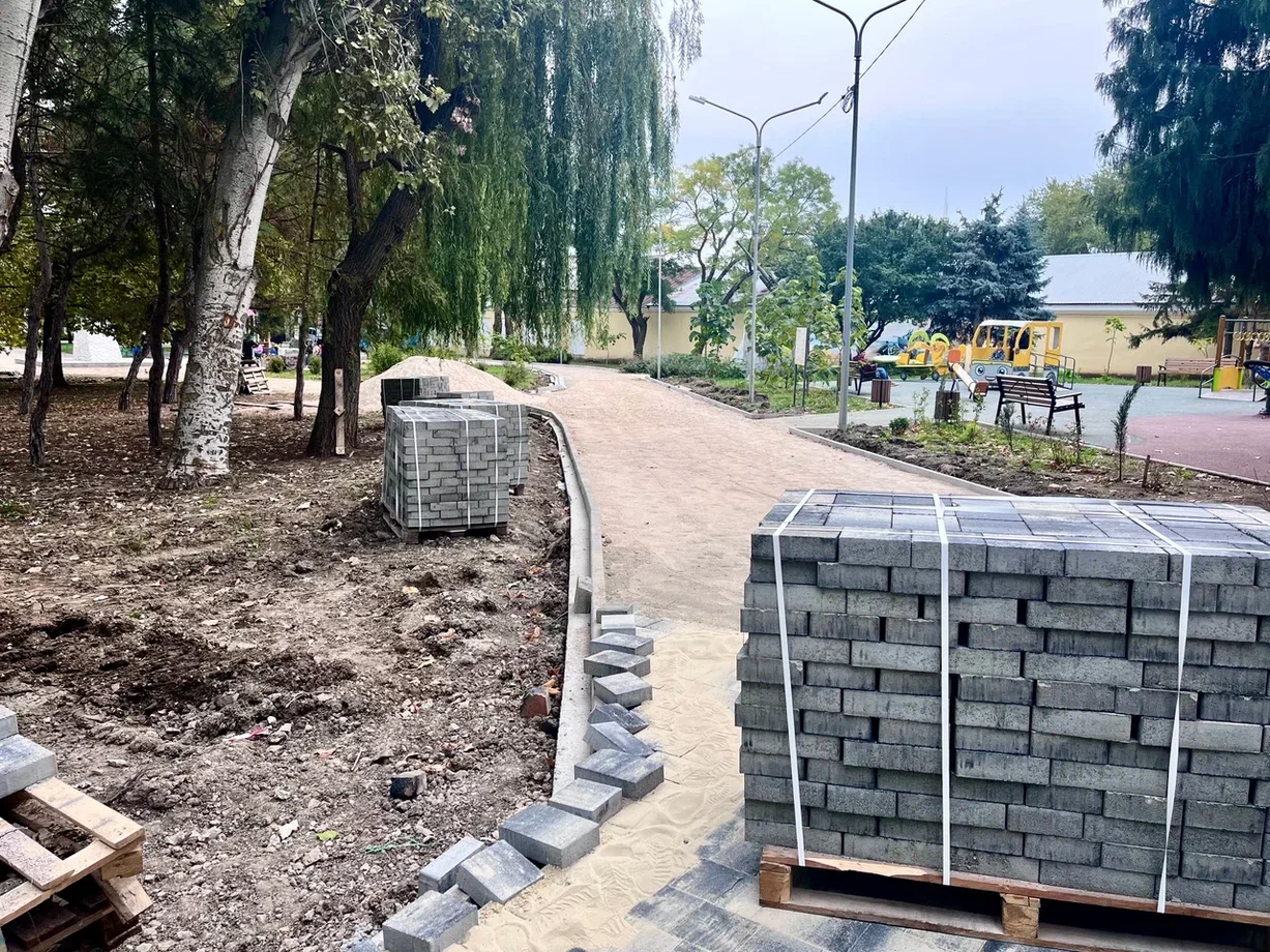 В Феодосии идет масштабное обновление дворов В Феодосии идет масштабное обновление дворов