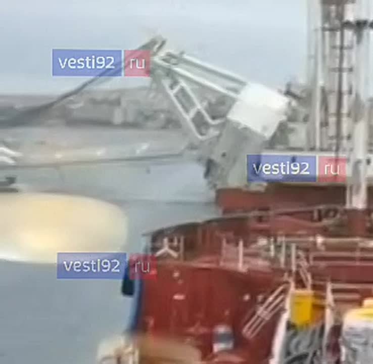 Момент крушения плавкрана в Южной бухте Севастополя попал на видео