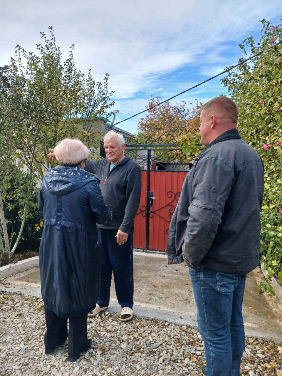 Ольга Урайкина: После завершения приёма граждан в администрации Плодовского сельского поселения с главой администрации Иваном Шевченко, выехали на улицу Ленина по просьбе активного жителя села Плодовое