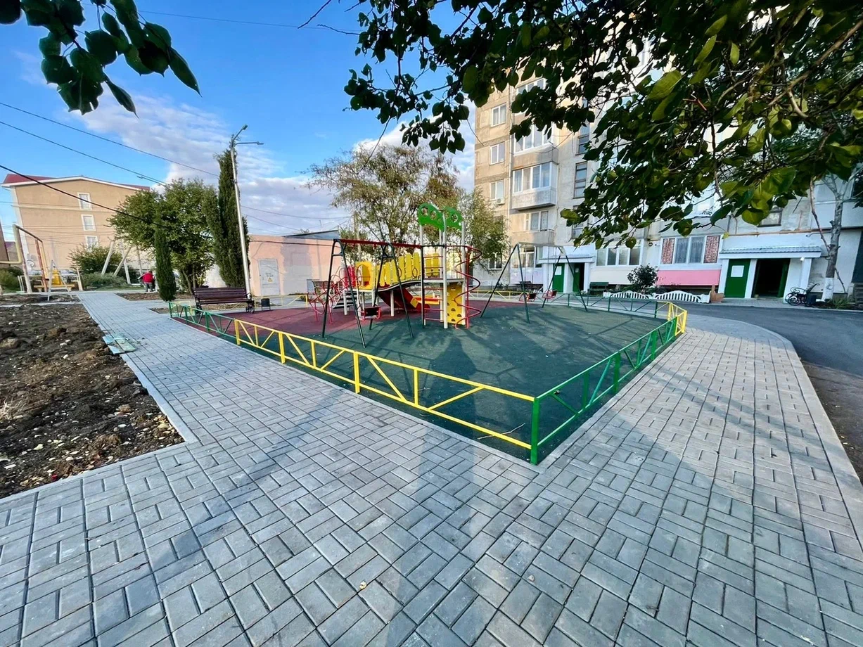 В Феодосии идет масштабное обновление дворов В Феодосии идет масштабное обновление дворов