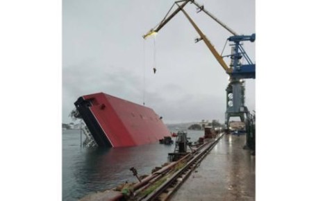 В акватории Севастополя обнаружили пятно от нефтепродуктов