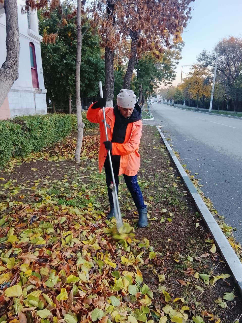 Осень все активнее вступает в свои права, а это значит, что основным работам по содержанию городских территорий у работников МБУ "Городское благоустройство" прибавилась уборка опавшей листвы Осень все активнее вступает в свои права, а это значит, что основным работам по содержанию городских территорий у работников МБУ "Городское благоустройство" прибавилась уборка опавшей листвы