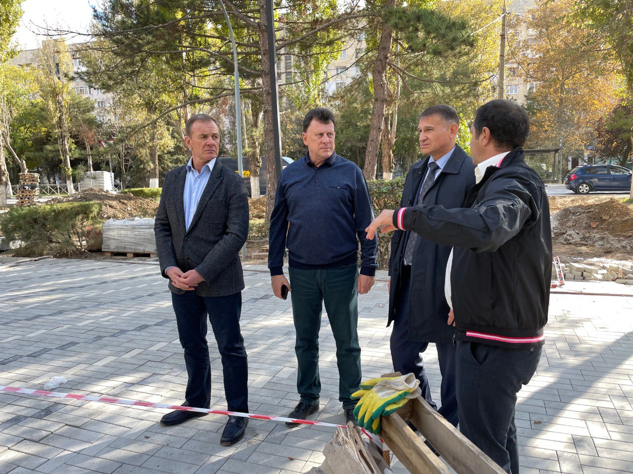 Василий Телиженко: Продолжаются работы по капитальному ремонту придомовых территорий многоквартирных домов №1 по ул.Симферопольской и №№15, 16, 21 по ул.Иванищева, а также территории в районе памятника генералу Васильеву... Василий Телиженко: Продолжаются работы по капитальному ремонту придомовых территорий многоквартирных домов №1 по ул.Симферопольской и №№15, 16, 21 по ул.Иванищева, а также территории в районе памятника генералу Васильеву...