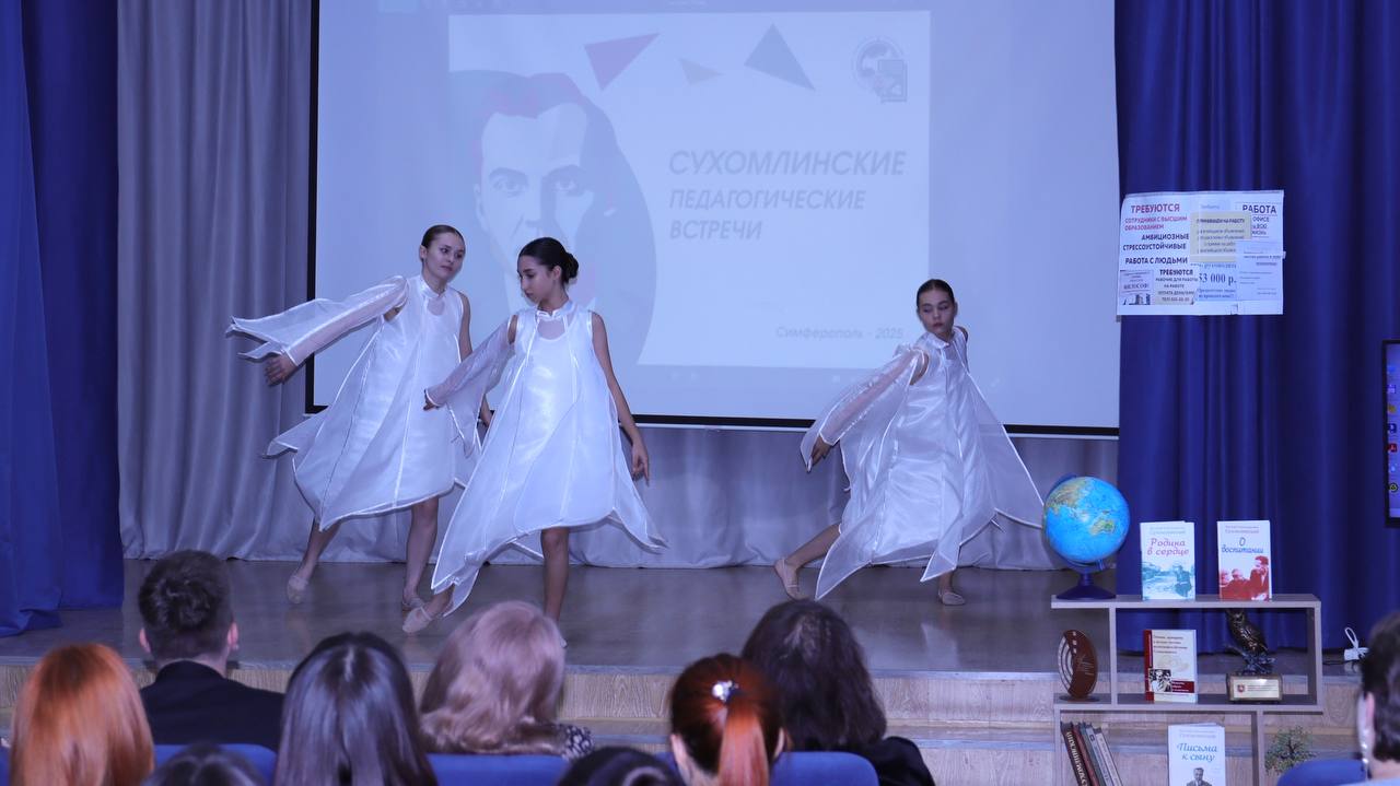 Анастасия Гридчина: Сегодня с большим удовольствием уже в четвёртый раз приняла участие в «Сухомлинских педагогических встречах» Анастасия Гридчина: Сегодня с большим удовольствием уже в четвёртый раз приняла участие в «Сухомлинских педагогических встречах»