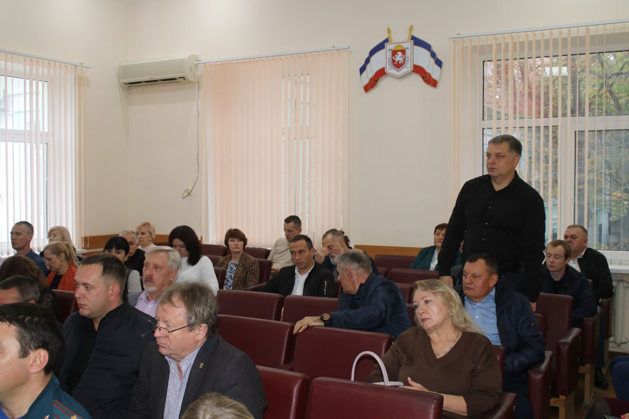 Осень все активнее вступает в свои права, а это значит, что основным работам по содержанию городских территорий у работников МБУ "Городское благоустройство" прибавилась уборка опавшей листвы Осень все активнее вступает в свои права, а это значит, что основным работам по содержанию городских территорий у работников МБУ "Городское благоустройство" прибавилась уборка опавшей листвы