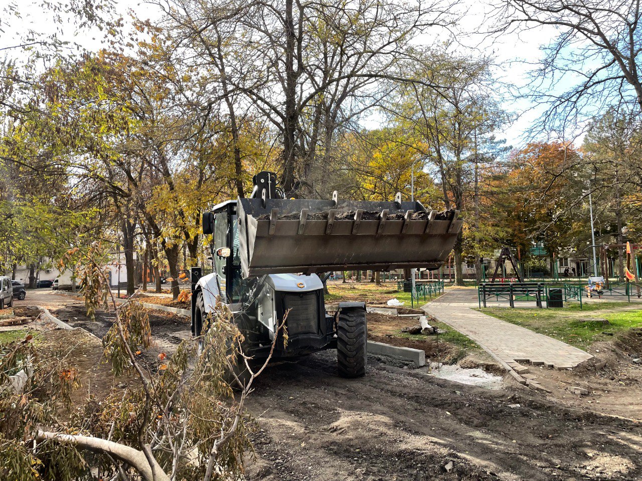 Василий Телиженко: Продолжаются работы по капитальному ремонту придомовых территорий многоквартирных домов №1 по ул.Симферопольской и №№15, 16, 21 по ул.Иванищева, а также территории в районе памятника генералу Васильеву... Василий Телиженко: Продолжаются работы по капитальному ремонту придомовых территорий многоквартирных домов №1 по ул.Симферопольской и №№15, 16, 21 по ул.Иванищева, а также территории в районе памятника генералу Васильеву...