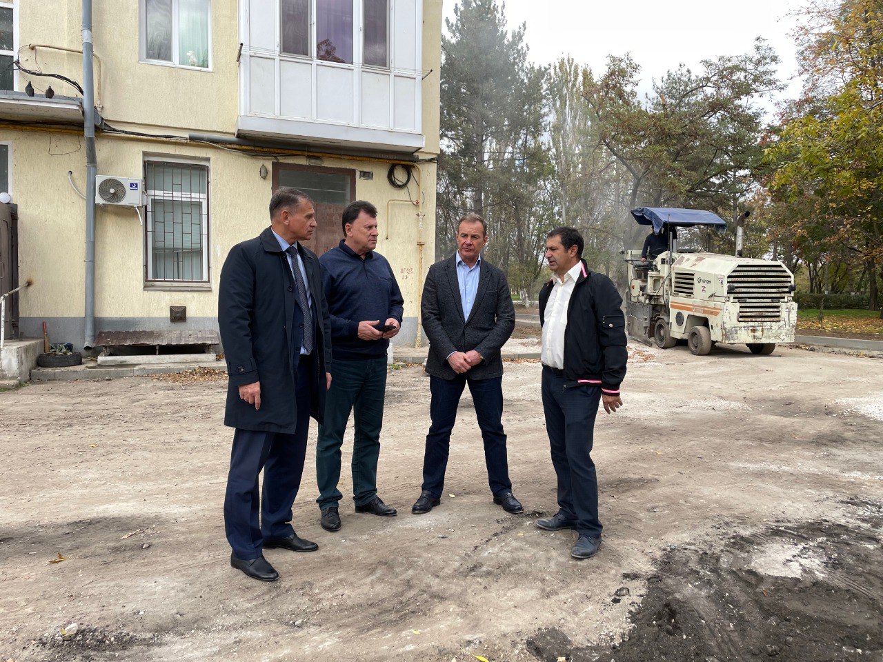 Василий Телиженко: Продолжаются работы по капитальному ремонту придомовых территорий многоквартирных домов №1 по ул.Симферопольской и №№15, 16, 21 по ул.Иванищева, а также территории в районе памятника генералу Васильеву...