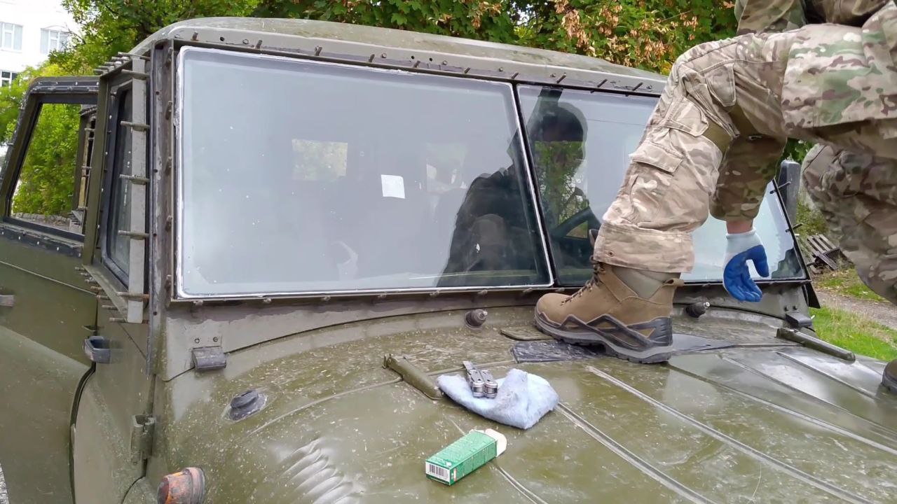 Народный мастер из Крыма изготавливает бронестекла для бойцов на СВО