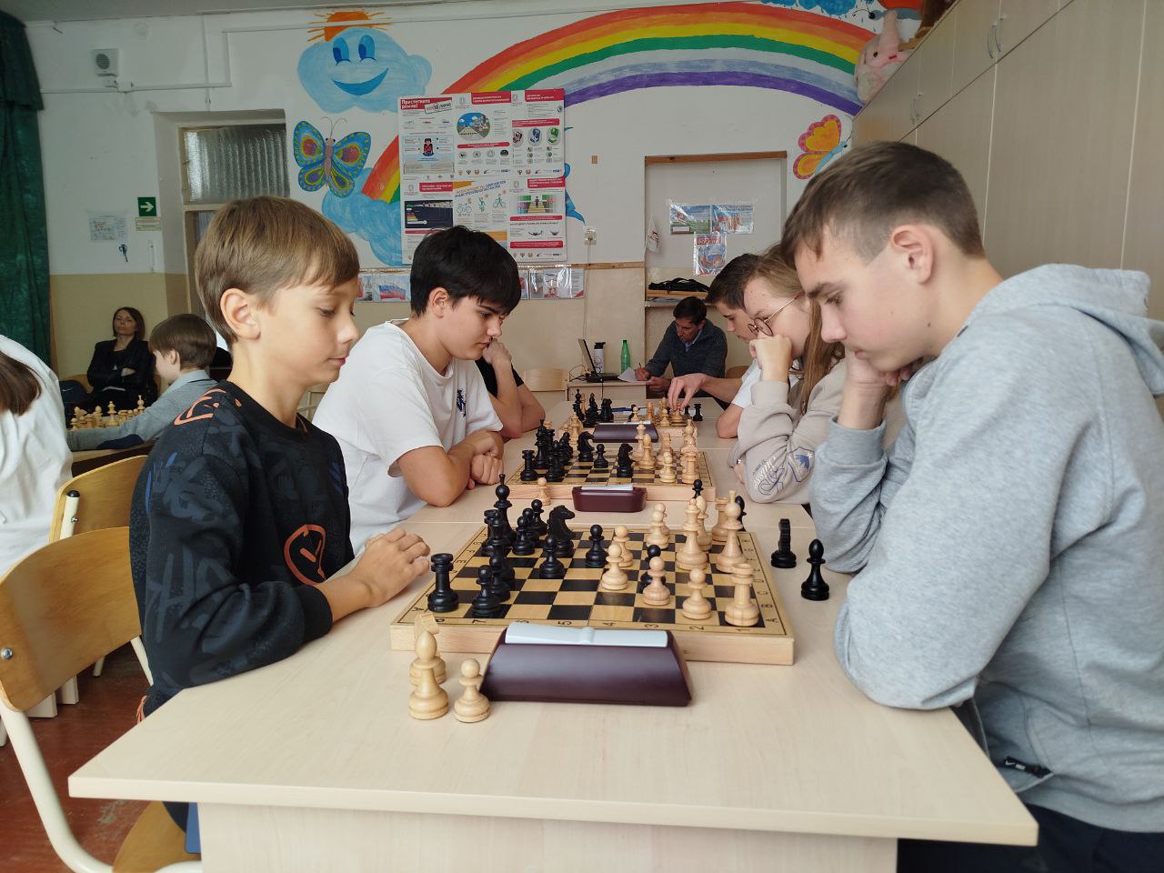 В МБОУ ДОД «Судакский ЦДЮТ» состоялся муниципальный этап региональных соревнований по шахматам среди учащейся молодежи, в котором приняло участие более 60 юных любителей древней игры В МБОУ ДОД «Судакский ЦДЮТ» состоялся муниципальный этап региональных соревнований по шахматам среди учащейся молодежи, в котором приняло участие более 60 юных любителей древней игры