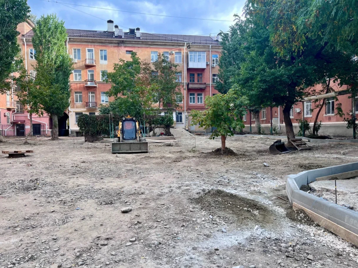 До конца года в Феодосии отремонтируют шесть дворов