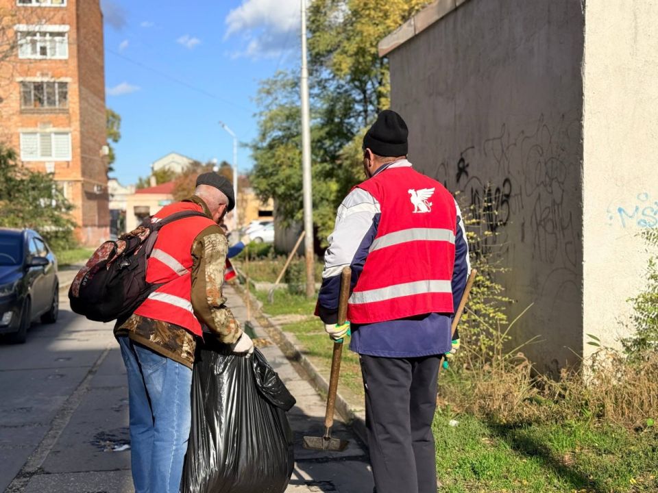 В Керчи продолжается ежедневная уборка улиц и общественных пространств В Керчи продолжается ежедневная уборка улиц и общественных пространств