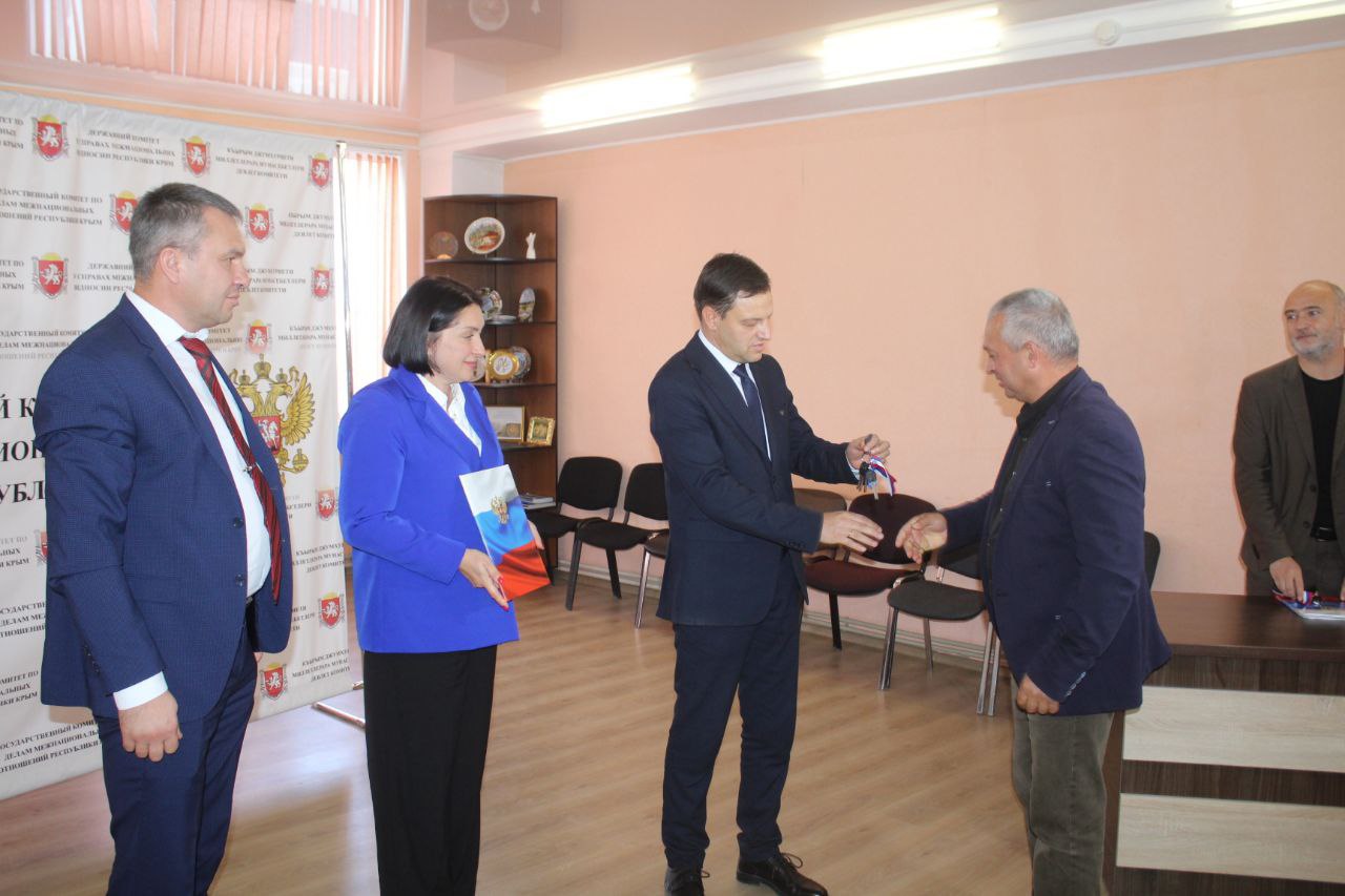 В Симферополе очередникам из числа реабилитированных народов Крыма вручили ключи от квартир В Симферополе очередникам из числа реабилитированных народов Крыма вручили ключи от квартир