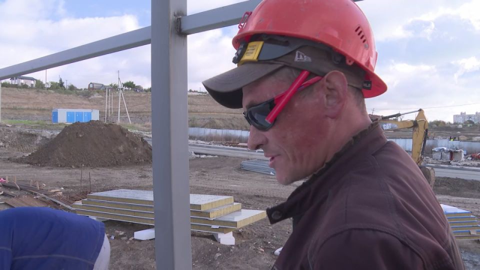 В Керчи продолжается установка быстровозводимого плавательного бассейна