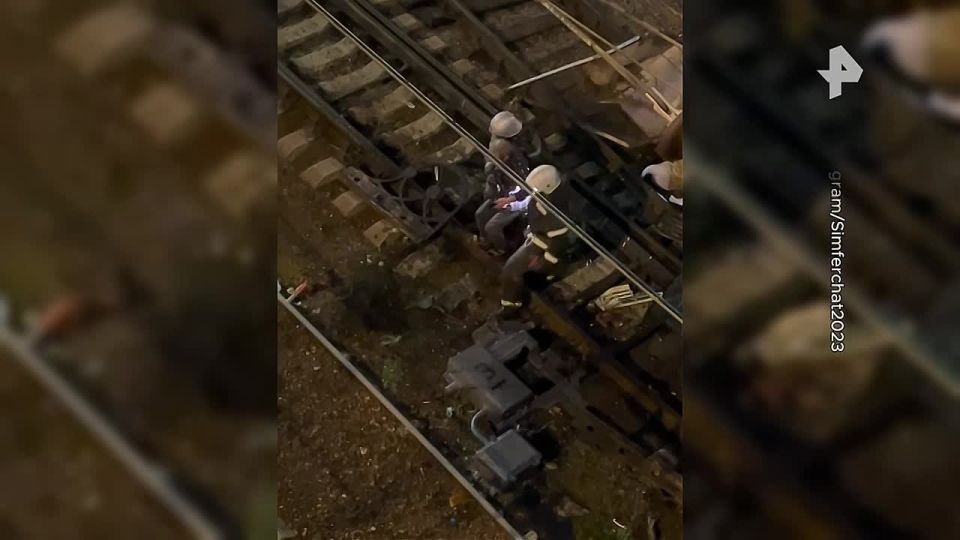 Фура сорвалась с моста на железнодорожные пути в Симферополе