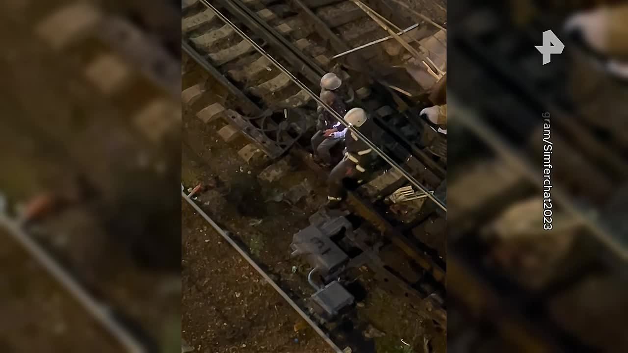 Фура сорвалась с моста на железнодорожные пути в Симферополе