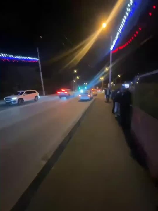 Фура упала с моста в Симферополе и пробила железнодорожное полотно, предварительно, пострадал один человек — водитель, сообщили в МЧС по Республике Крым