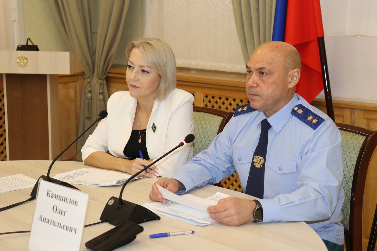 Прокурор Крыма и руководитель Комитета семей воинов отечества Республики Крым подписали соглашение о сотрудничестве Прокурор Крыма и руководитель Комитета семей воинов отечества Республики Крым подписали соглашение о сотрудничестве