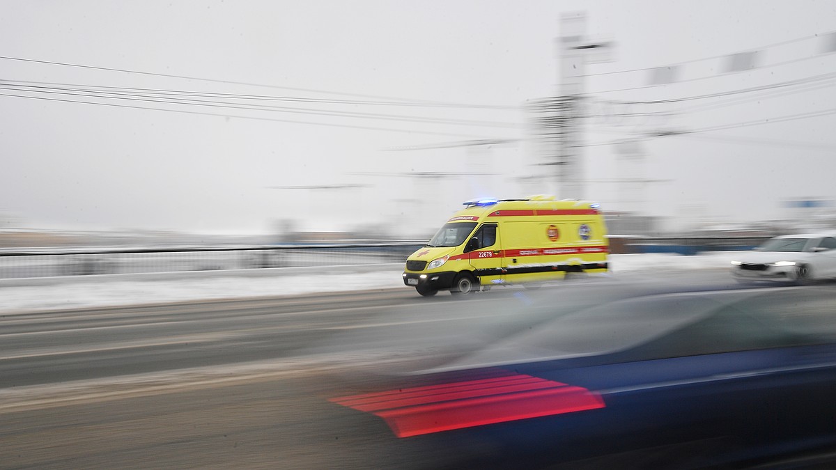 В Крыму фура упала с моста на железную дорогу: что известно о пострадавших