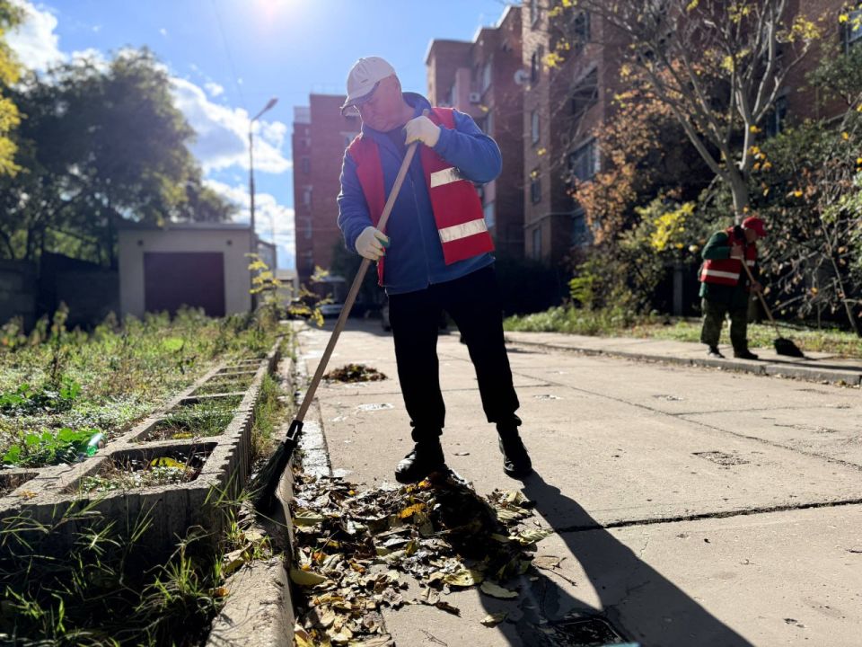 В Керчи продолжается ежедневная уборка улиц и общественных пространств В Керчи продолжается ежедневная уборка улиц и общественных пространств