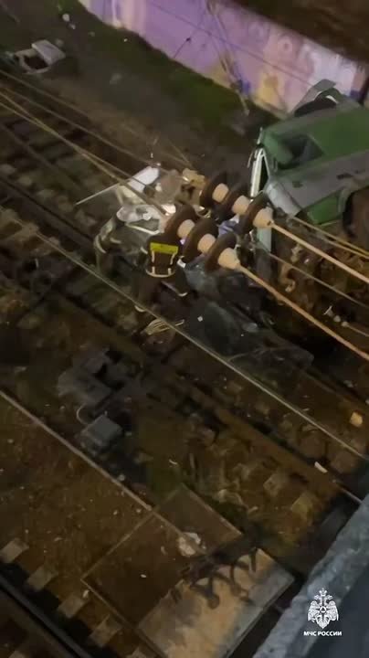 В ГУ МЧС России по Республике Крым уточнили, что в Симферополе в результате ДТП на мосту на улице Ким длинномерная фура упала на железнодорожное полотно