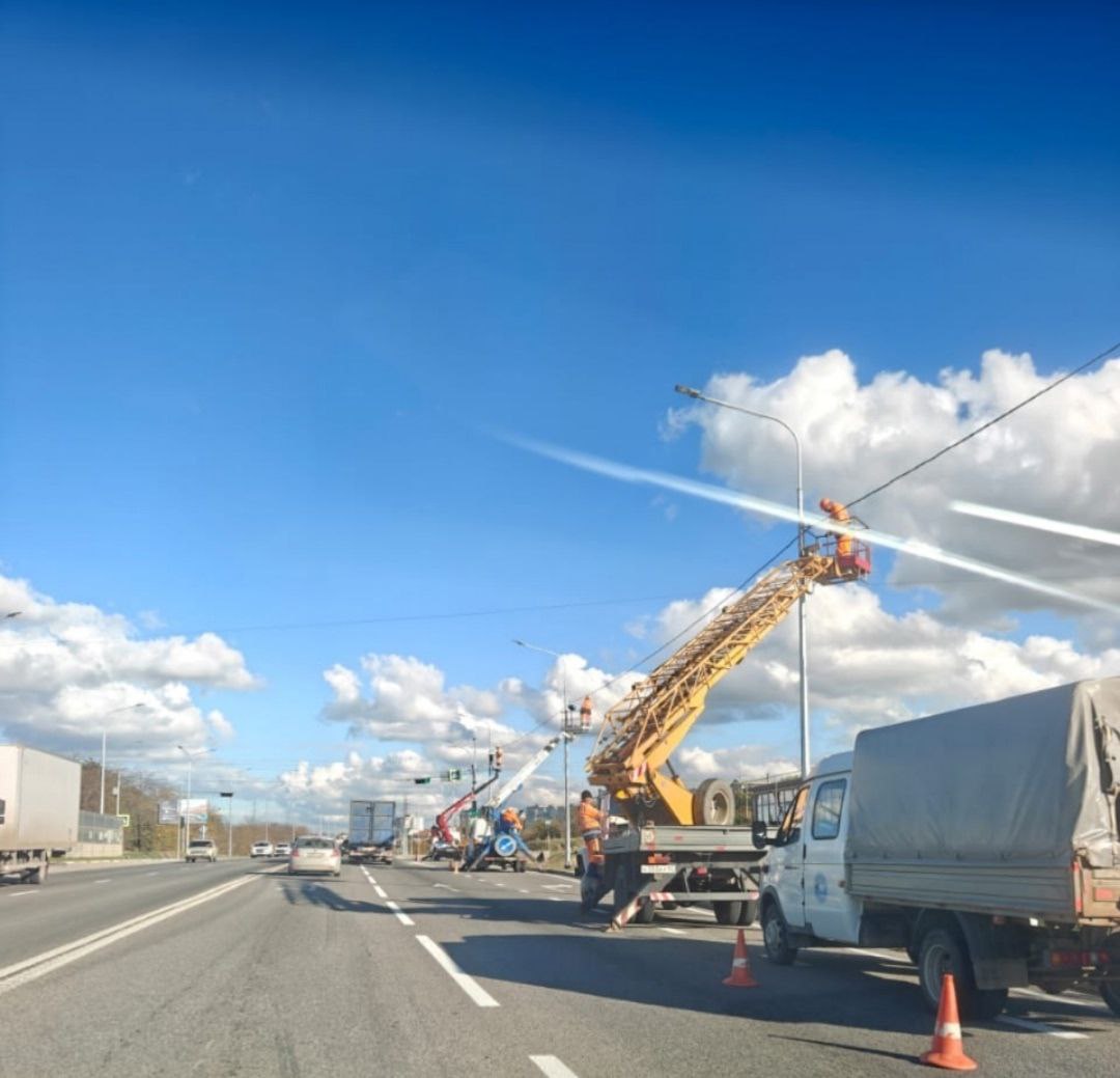 58 опор освещения говорят вам "Привет!" на Западном обходе г. Симферополя 58 опор освещения говорят вам "Привет!" на Западном обходе г. Симферополя