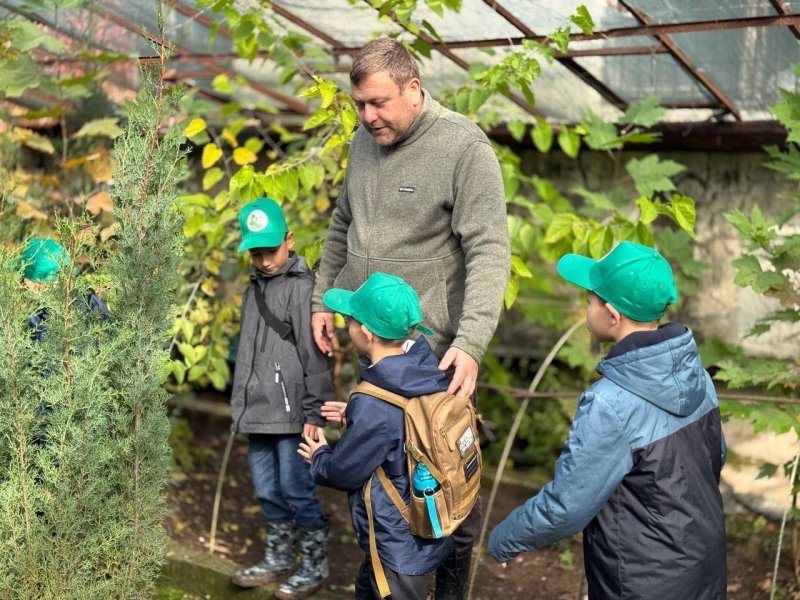 Юные экологи из школы «Экотех» посадили дубы в лесном питомнике Юные экологи из школы «Экотех» посадили дубы в лесном питомнике