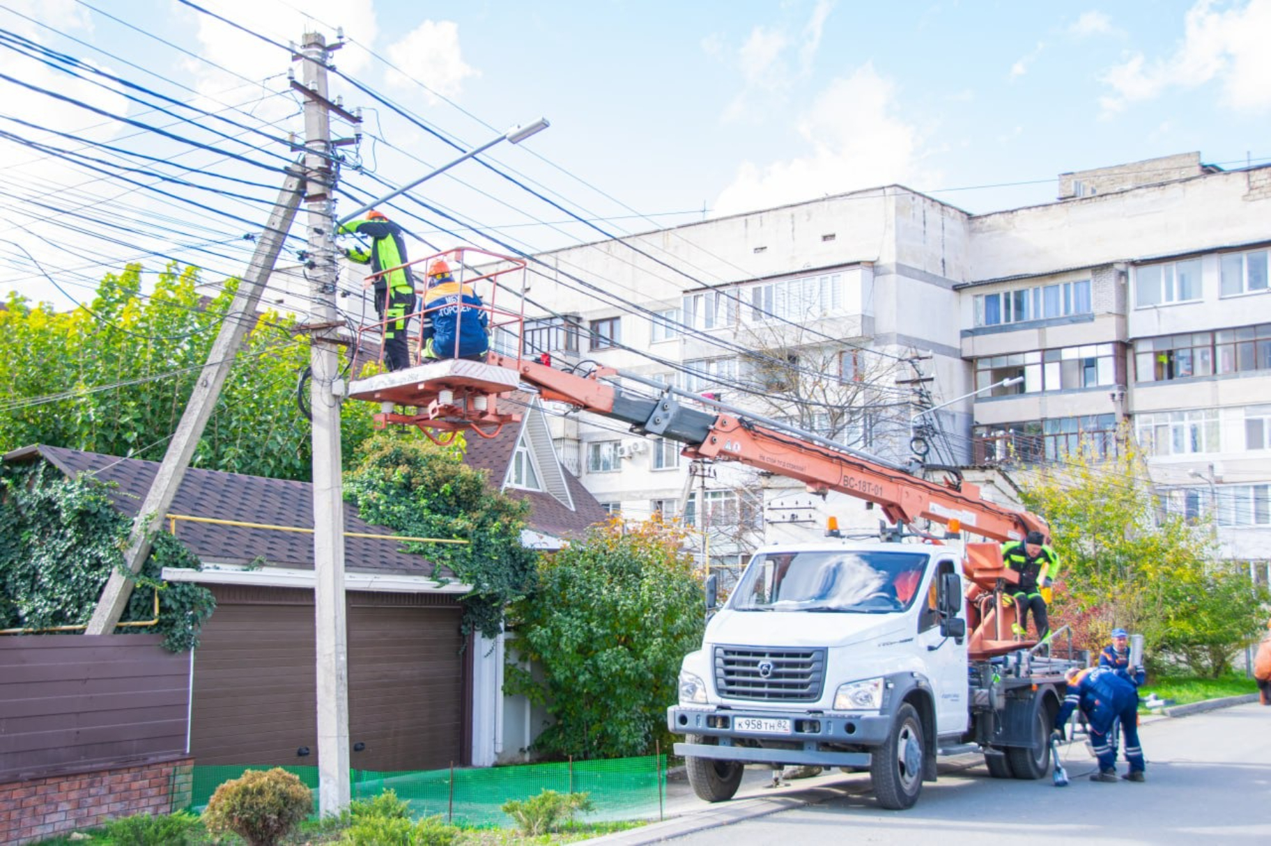 Микрорайон «Луговое» становится светлее: начались работы по восстановлению освещения