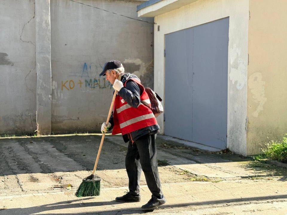 В Керчи продолжается ежедневная уборка улиц и общественных пространств В Керчи продолжается ежедневная уборка улиц и общественных пространств