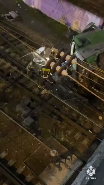 Пострадал водитель грузовика, упавшего с моста в Симферополе