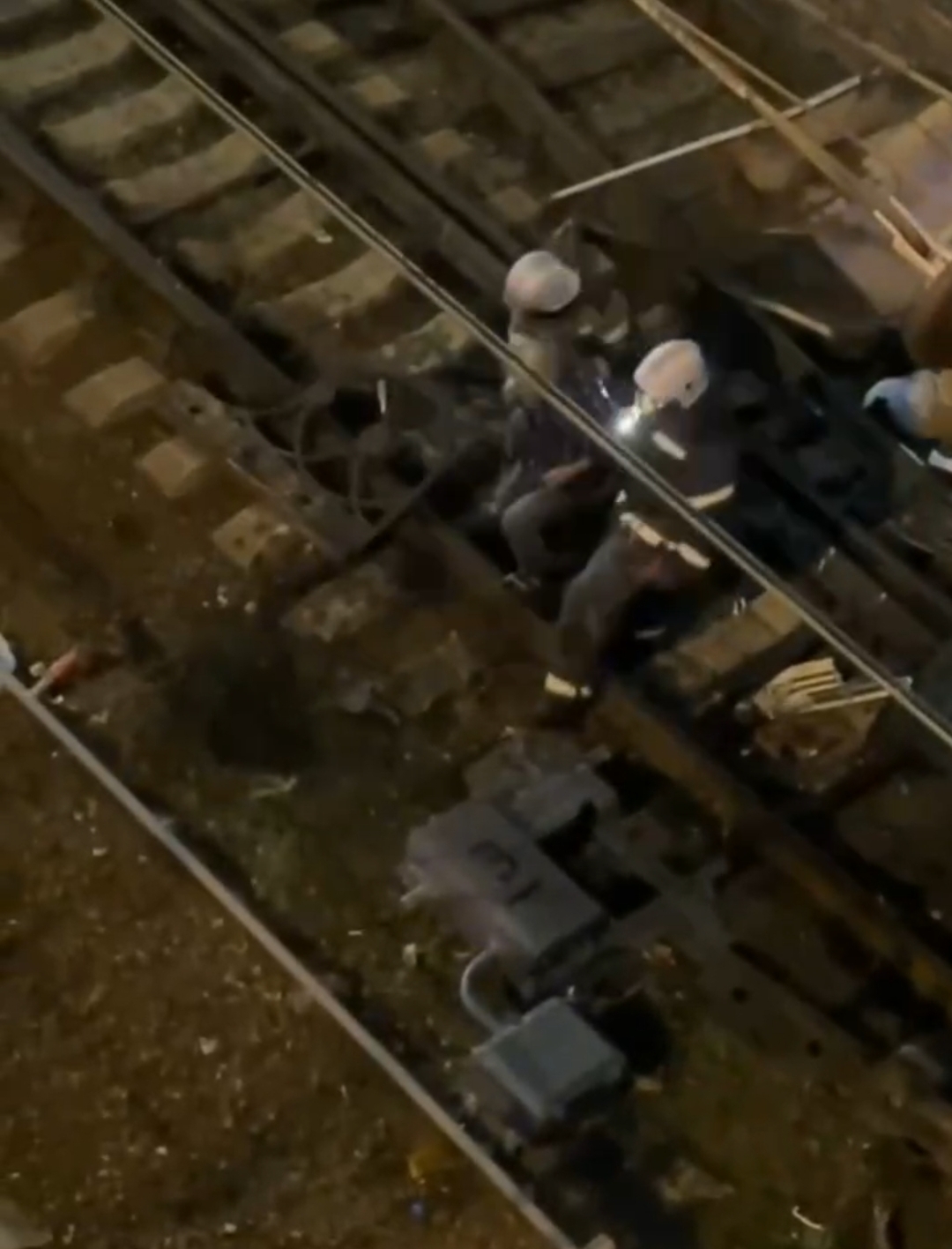 Длинномерная фура с упала с моста на железную дорогу в Симферополе