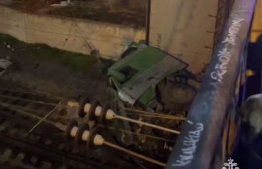 Грузовик рухнул с моста в Симферополе: пострадал водитель