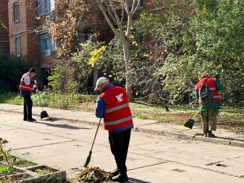 В Керчи продолжается ежедневная уборка улиц и общественных пространств В Керчи продолжается ежедневная уборка улиц и общественных пространств