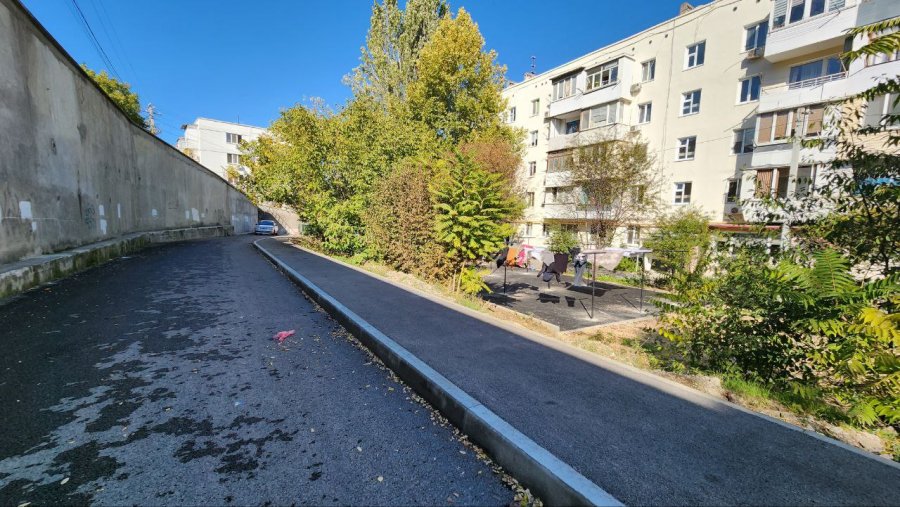 Двор на улице Новикова преобразился: жители домов № 21 и № 23 получили современное благоустроенное пространство Двор на улице Новикова преобразился: жители домов № 21 и № 23 получили современное благоустроенное пространство