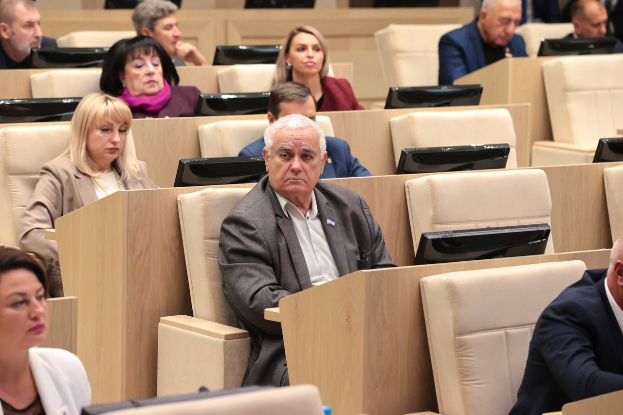 Анастасия Гридчина: Сегодня состоялось заседание третьей сессии Государственного Совета Республики Крым под председательством главы крымского парламента Владимира Константинова.   Анастасия Гридчина: Сегодня состоялось заседание третьей сессии Государственного Совета Республики Крым под председательством главы крымского парламента Владимира Константинова.