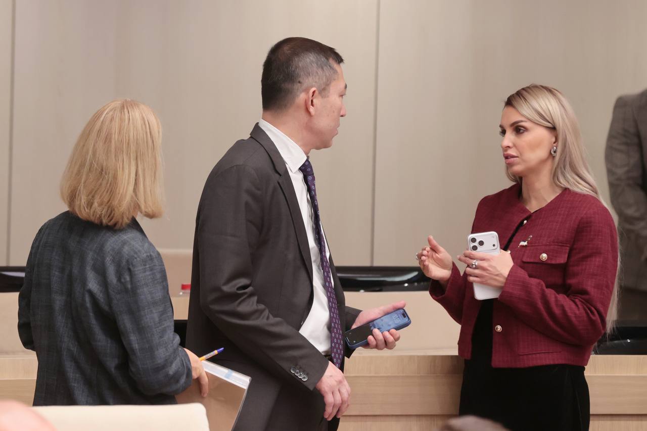 Анастасия Гридчина: Сегодня состоялось заседание третьей сессии Государственного Совета Республики Крым под председательством главы крымского парламента Владимира Константинова.   Анастасия Гридчина: Сегодня состоялось заседание третьей сессии Государственного Совета Республики Крым под председательством главы крымского парламента Владимира Константинова.