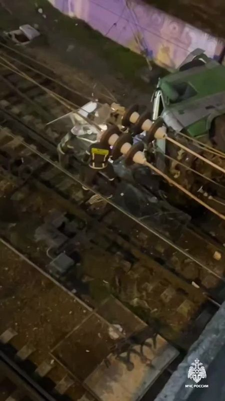 Показываем, как доставали водителя упавшей с моста фуры в Симферополе