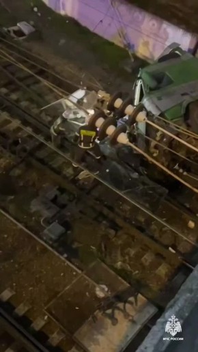 Показываем, как доставали водителя упавшей с моста фуры в Симферополе