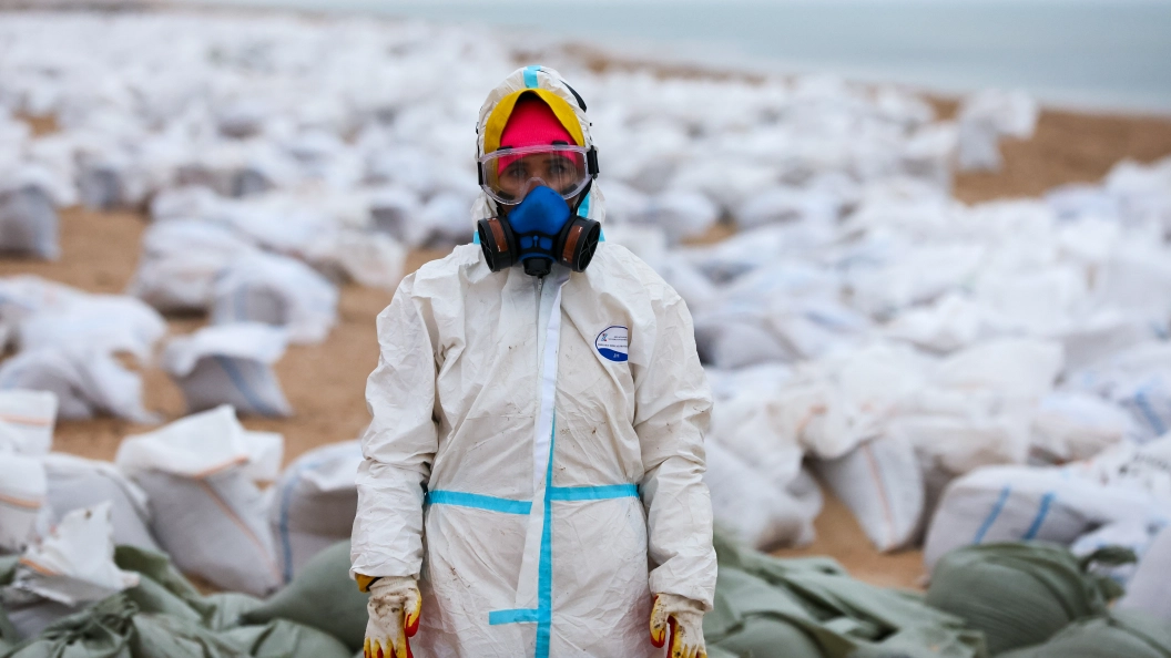 "Крым можно вычёркивать из списка курортов": Пляжи "чистят" ночью, волонтёров не пускают, съёмки запрещают - инсайдер