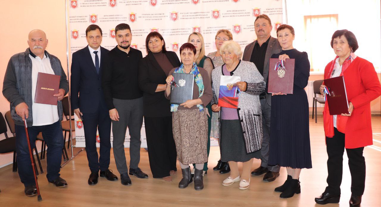 В Симферополе очередникам из числа реабилитированных народов Крыма вручили ключи от квартир В Симферополе очередникам из числа реабилитированных народов Крыма вручили ключи от квартир