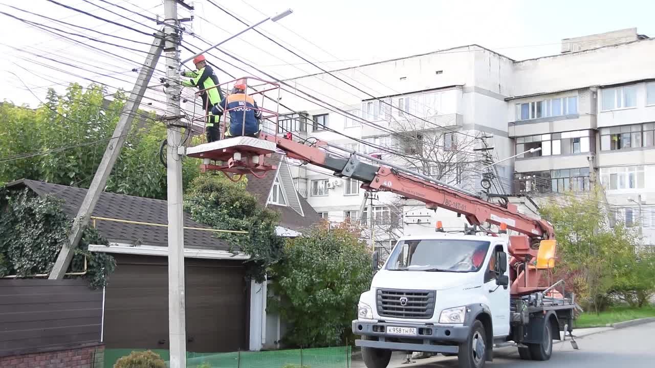 В Симферополе продолжаются работы по обустройству сетей уличного освещения