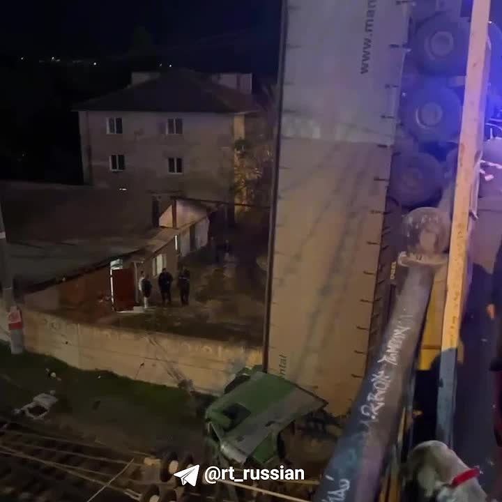 Фура упала с моста над железной дорогой в Симферополе