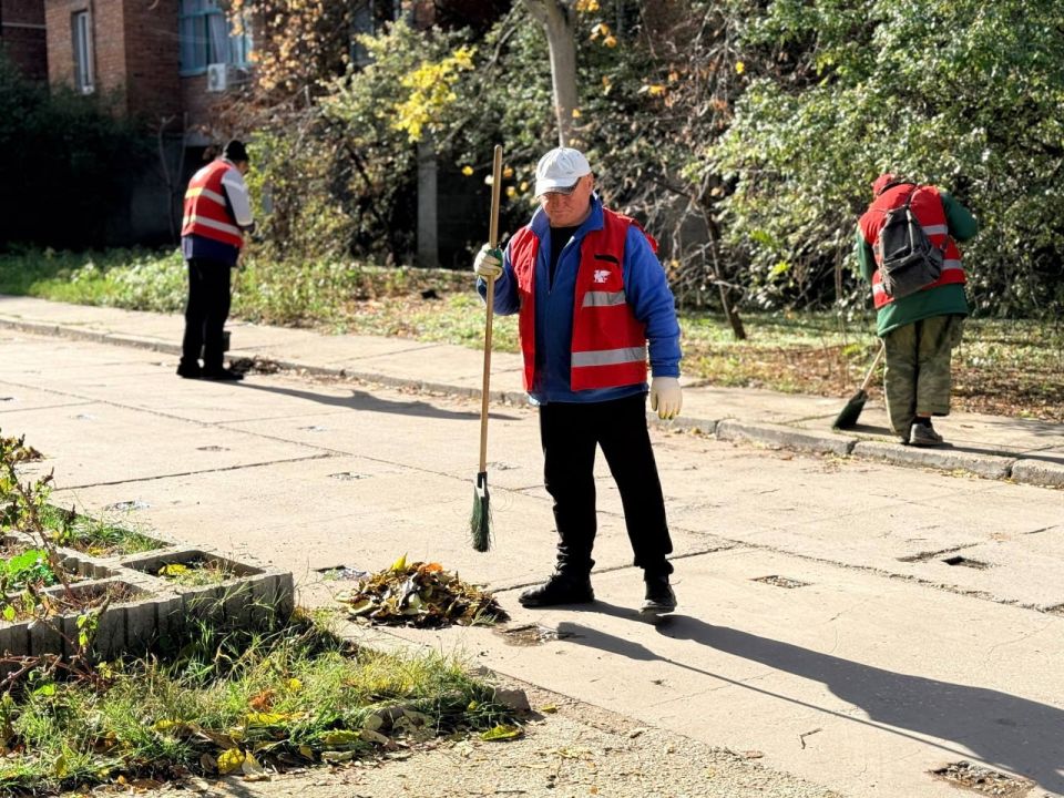 В Керчи продолжается ежедневная уборка улиц и общественных пространств В Керчи продолжается ежедневная уборка улиц и общественных пространств