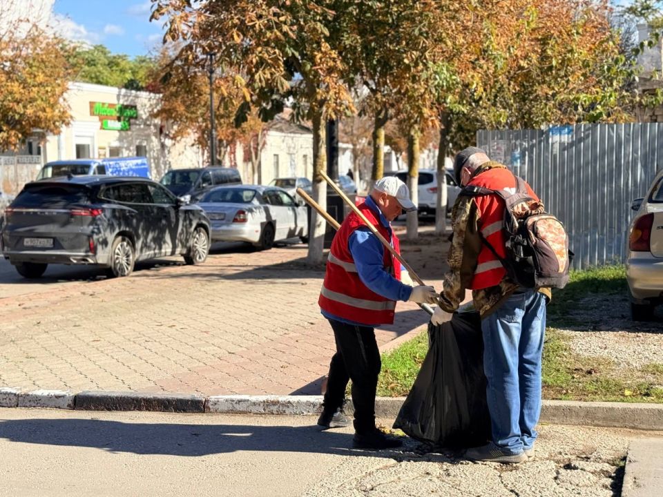 В Керчи продолжается ежедневная уборка улиц и общественных пространств В Керчи продолжается ежедневная уборка улиц и общественных пространств