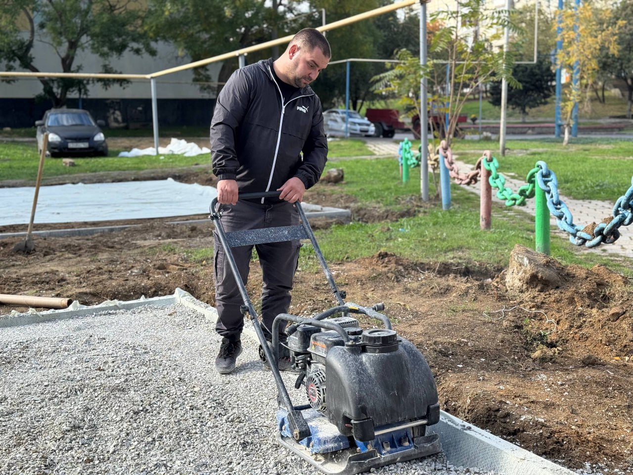 Олег Каторгин: Во дворе на ул. Свердлова, 35, 37, устанавливают детскую и спортивную площадки Олег Каторгин: Во дворе на ул. Свердлова, 35, 37, устанавливают детскую и спортивную площадки