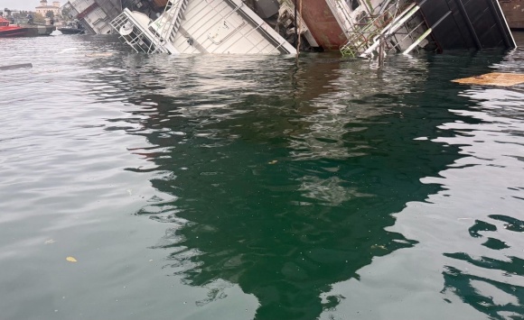 После затопления плавкрана в Южной бухте Севастополя обнаружили нефтепродукты После затопления плавкрана в Южной бухте Севастополя обнаружили нефтепродукты