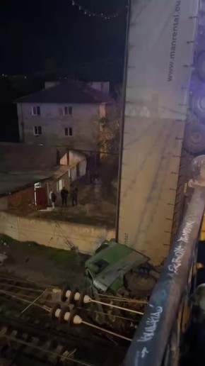 Фура упала с моста в Симферополе неподалеку от вокзала и пробил железнодорожное полотно