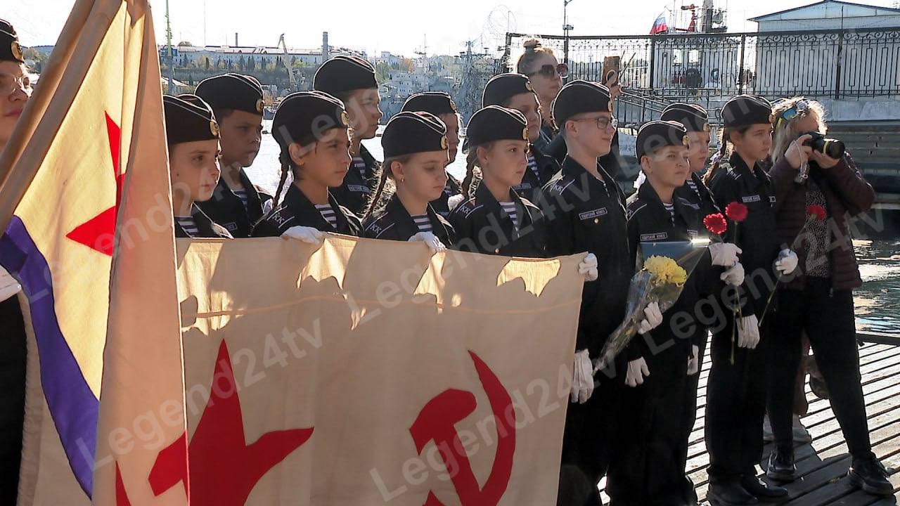 Севастопольцы почтили память погибших моряков линкора «Новороссийск» Севастопольцы почтили память погибших моряков линкора «Новороссийск»