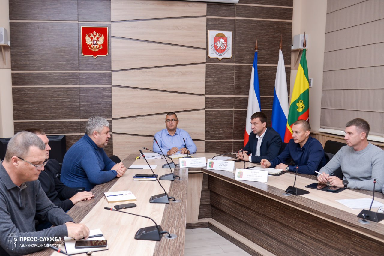В Евпатории прошло еженедельное совещание с руководителями ресурсоснабжающих и коммунальных предприятий, на котором обсуждались актуальные вопросы жизнедеятельности города